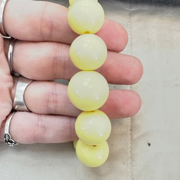 Buttery Yellow, Round, Tagua Nut Graduating Bead Stretchy Bracelet - Vintage - Picture 12 of 13